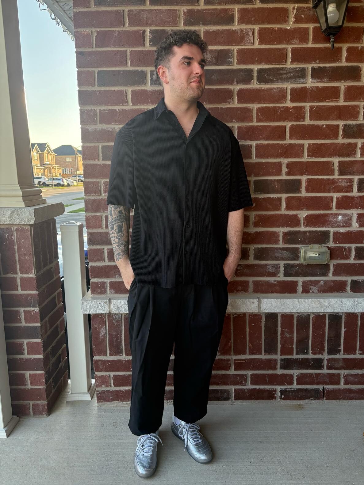 Minimalist and monochromatic outfit with lightweight fabrics