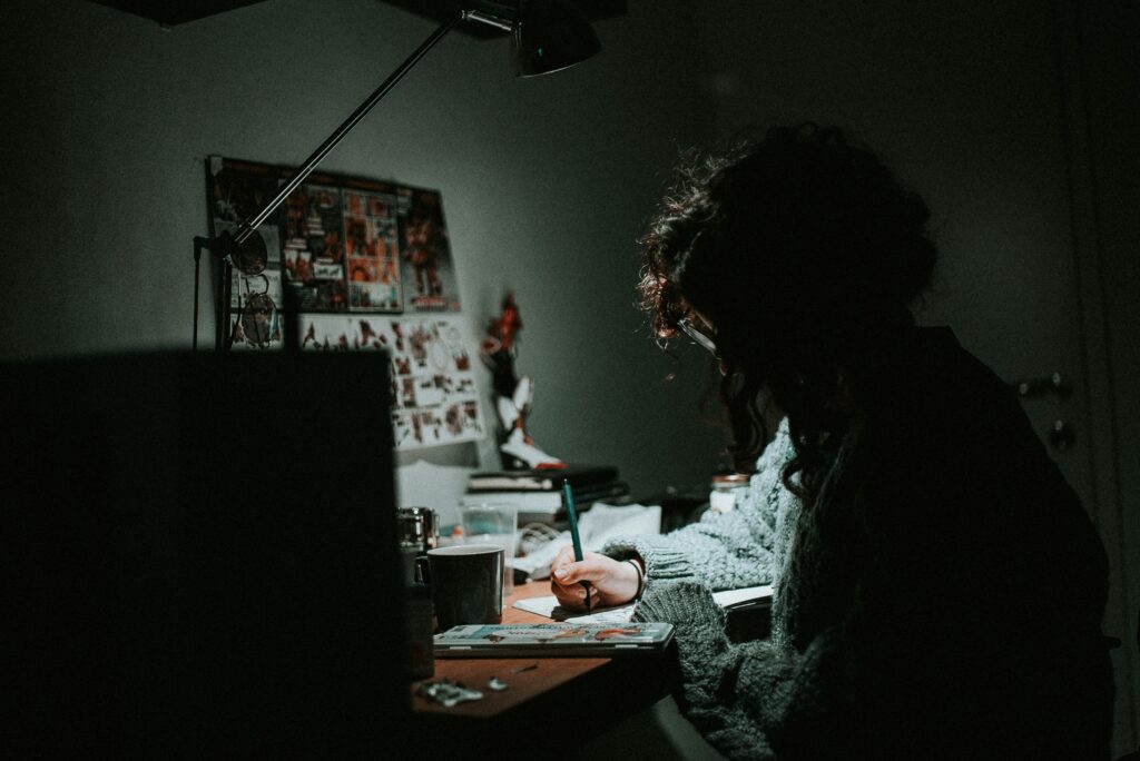 A stundent stufying in a dimly lit room