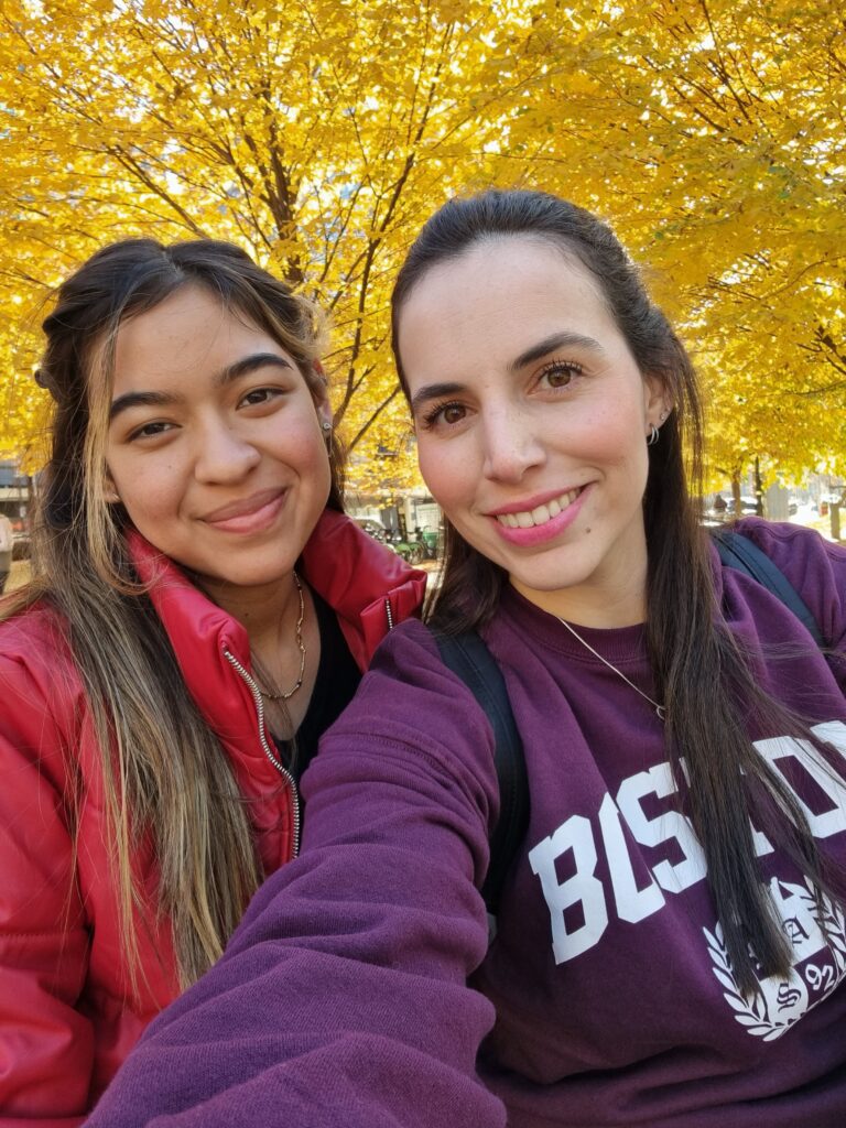Ariely Reyes and Mariana Ferreira taking a selfie.