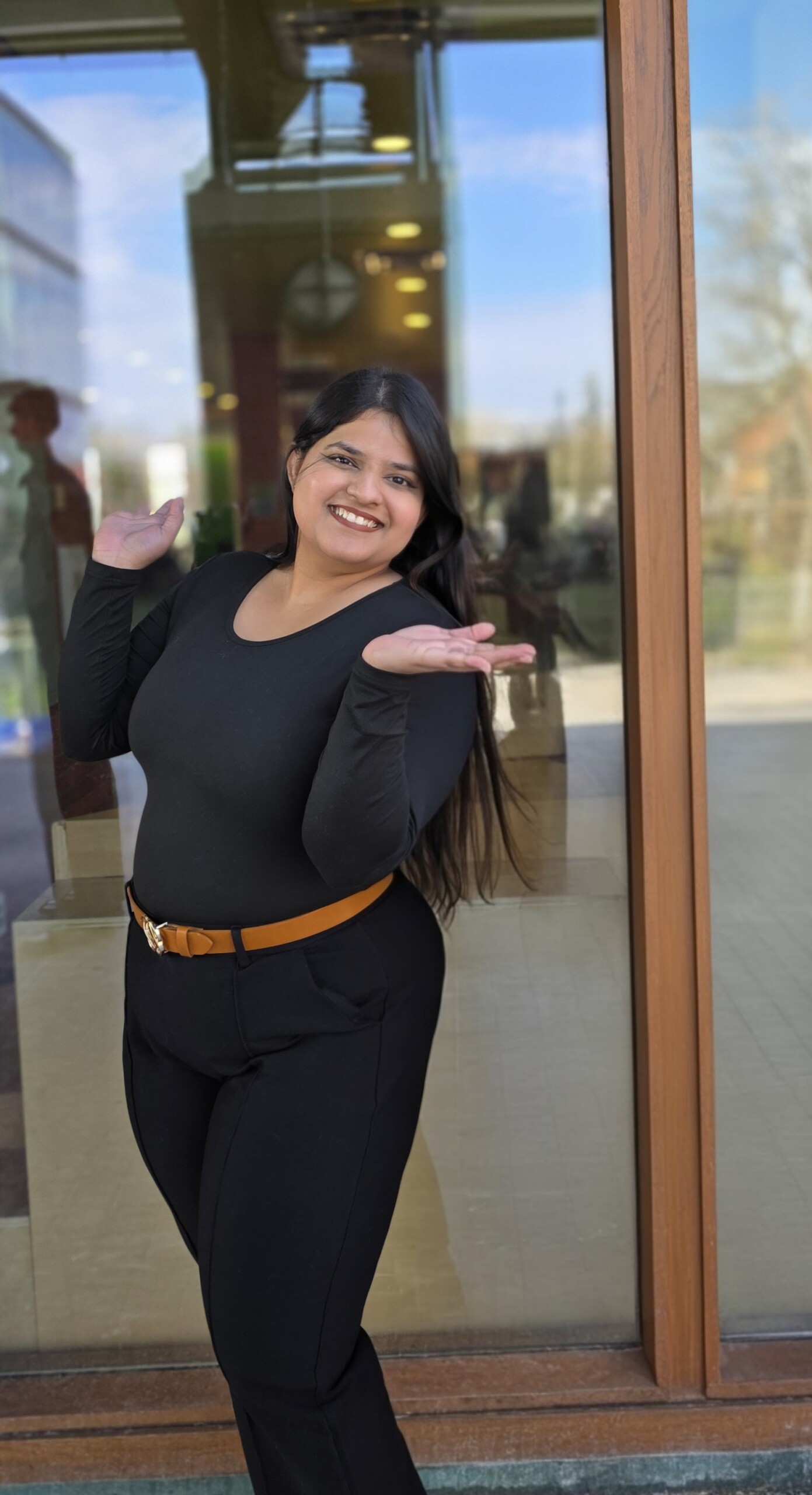 Jasleen Kaur waving in front of the IGNITE K-Building.